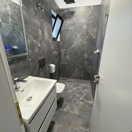 Salillari & Restaurant 게스트하우스 4*