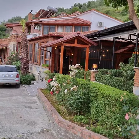Salillari & Restaurant Гостевой дом Берат