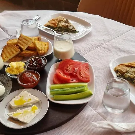 Salillari & Restaurant بيت ضيافة بيرات