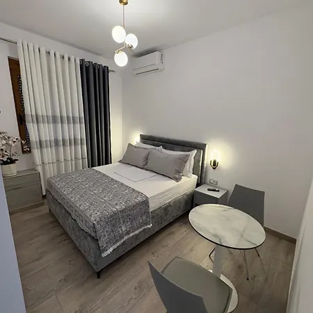 Salillari & Restaurant בית הארחה 3*