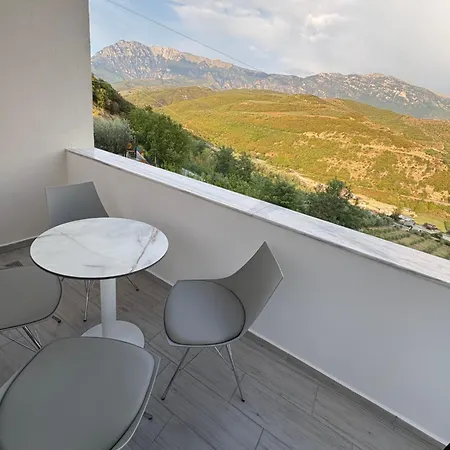 Salillari & Restaurant בית הארחה 3*