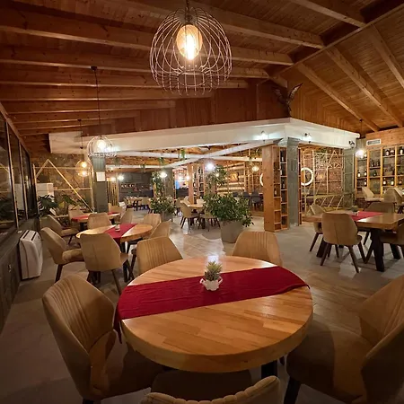 بيت ضيافة Salillari & Restaurant بيرات